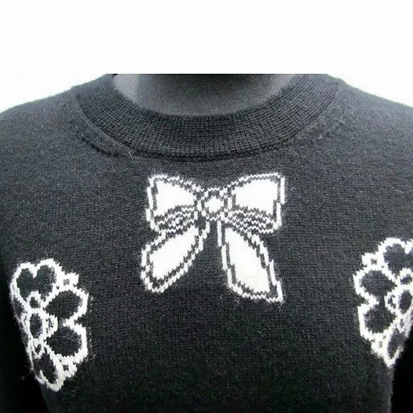 SOLD Chanel Cashmere Sweater. - Picture 4 of 7